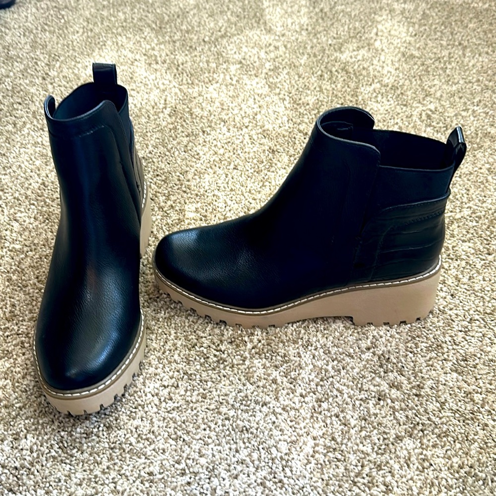 DV BY DOLCE VITA WOMENS RIELLE WEDGE BOOT - BLACK Size 8.5